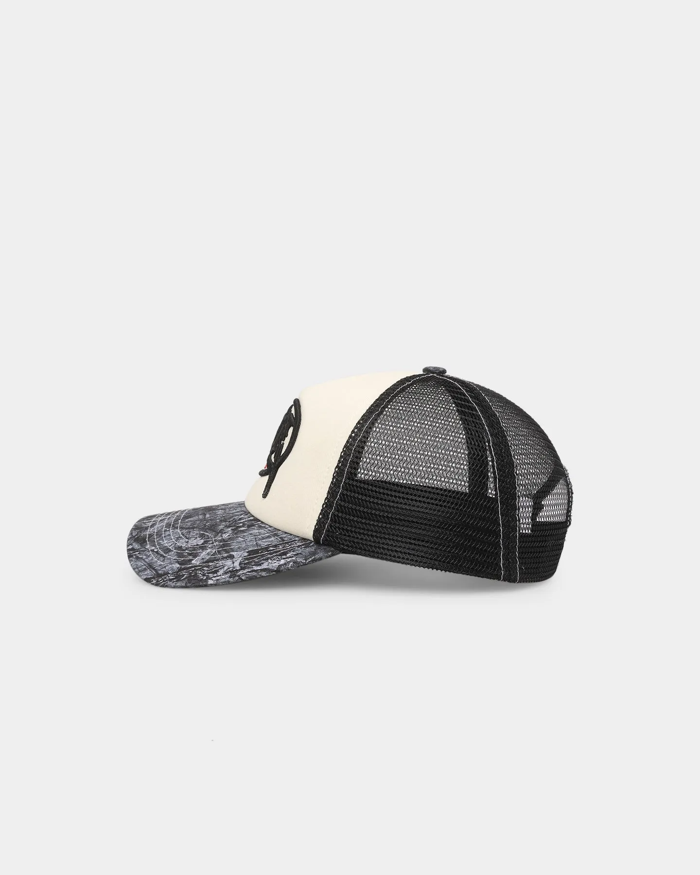 Loiter Metal Badge Trucker Off White/Black